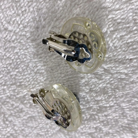 Vintage Clear  Plastic Grey Faux Pearl Round Clip On Earrings - Picture 2 of 10